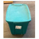 Lidded 20 gallon storage tote