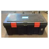 Storage tote with lid