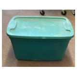 Storage tote with lid