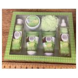 NEW 6-piece bath gift set
