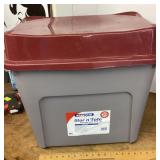 Storage tote with lid