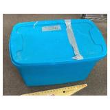 Storage tote with lid