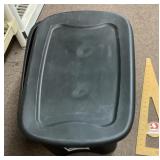 Storage tote with lid