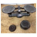 Cast-iron balance scale with 2 weights