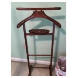 Menï¿½s suit valet