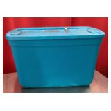 Lidded plastic tote