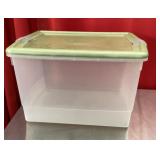 Rubbermaid locking tote