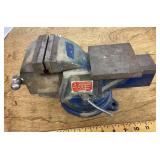Bench vise with 4" jaws