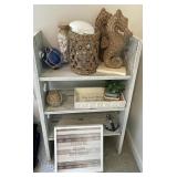 Home dï¿½cor with seahorses, anchor, etc.,