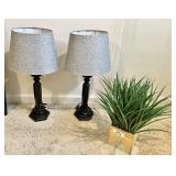 2 table lamps, faux grass in pot
