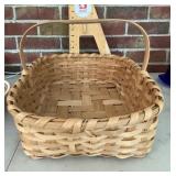 Gathering basket with handle