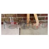 4 Pyrex measuring cups