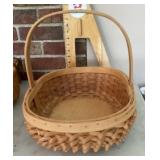 Basket with wooden bottom