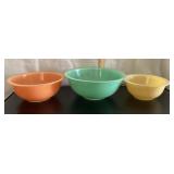 3 nesting Pyrex clear bottom mixing bowls