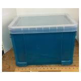 See-through tote with locking lid