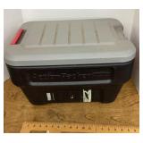 Rubbermaid heavy duty tote with locking lid