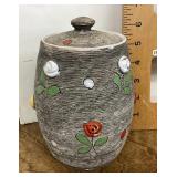 Ceramic cookie jar with lid