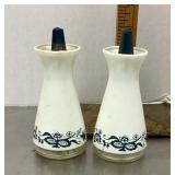 Pyrex salt and pepper set Old Town Blue