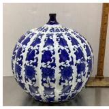 Blue and white round cointainter with lid