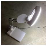 Magnifying table lamp