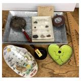 Collectible cleanup lot with two trays