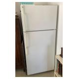 GE top freezer refrigerator --works