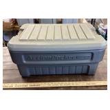 Rubbermaid ActionPacker container w/bungee cords