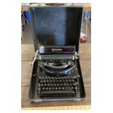 Remington portable manual  typewriter in case