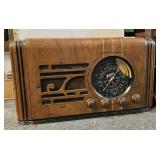 1930s Zenith tube radio 12" tall
