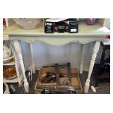 Wood table made of a top with 4 spindle legs