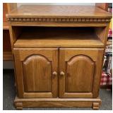 Oak rollaround cabinet w/swivel top
