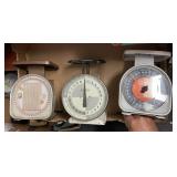 Flat with 3 kitchen utility scales