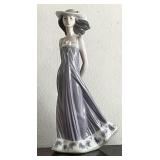 8.5" Lladro porcelain "Susan" figure #5644