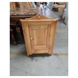 Corner wall cabinet