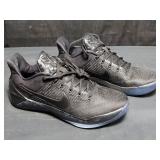 Tennish shoes marked Nike, size 10.5