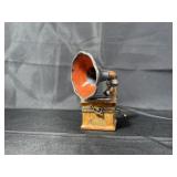 Peint main Limoges France Record player figurine