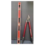 Bundle of  level and a  clipper 36" x 2" , 26" x