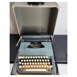 Underwood Leader vintage type writer - working