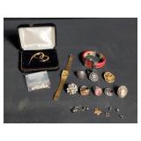 Group of coste jewelry: rings (7), earrings (1