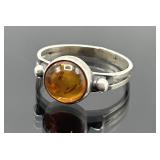 Scratch tested silver & amber ring, 1.57g