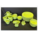 Green Fiesta ware, large kitchen set