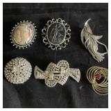 Vintage costume brooches lot