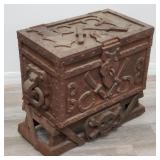 Pirates treasures chest style on stand