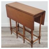 Gateleg drop leaf table