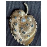 14 Kt gold brooch with pearl and blue stones