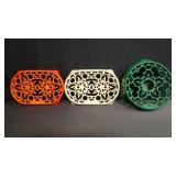 3 vintage le creuset tribets