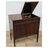 Sonora wind-up phonograph with 78rpm records