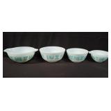 Group of 4 Pyrex bowls