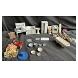 Box of vintage dollhouse furniture & accessories