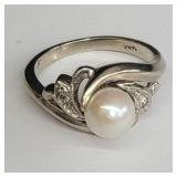 10 k white gold ring with a pearl and diamonds